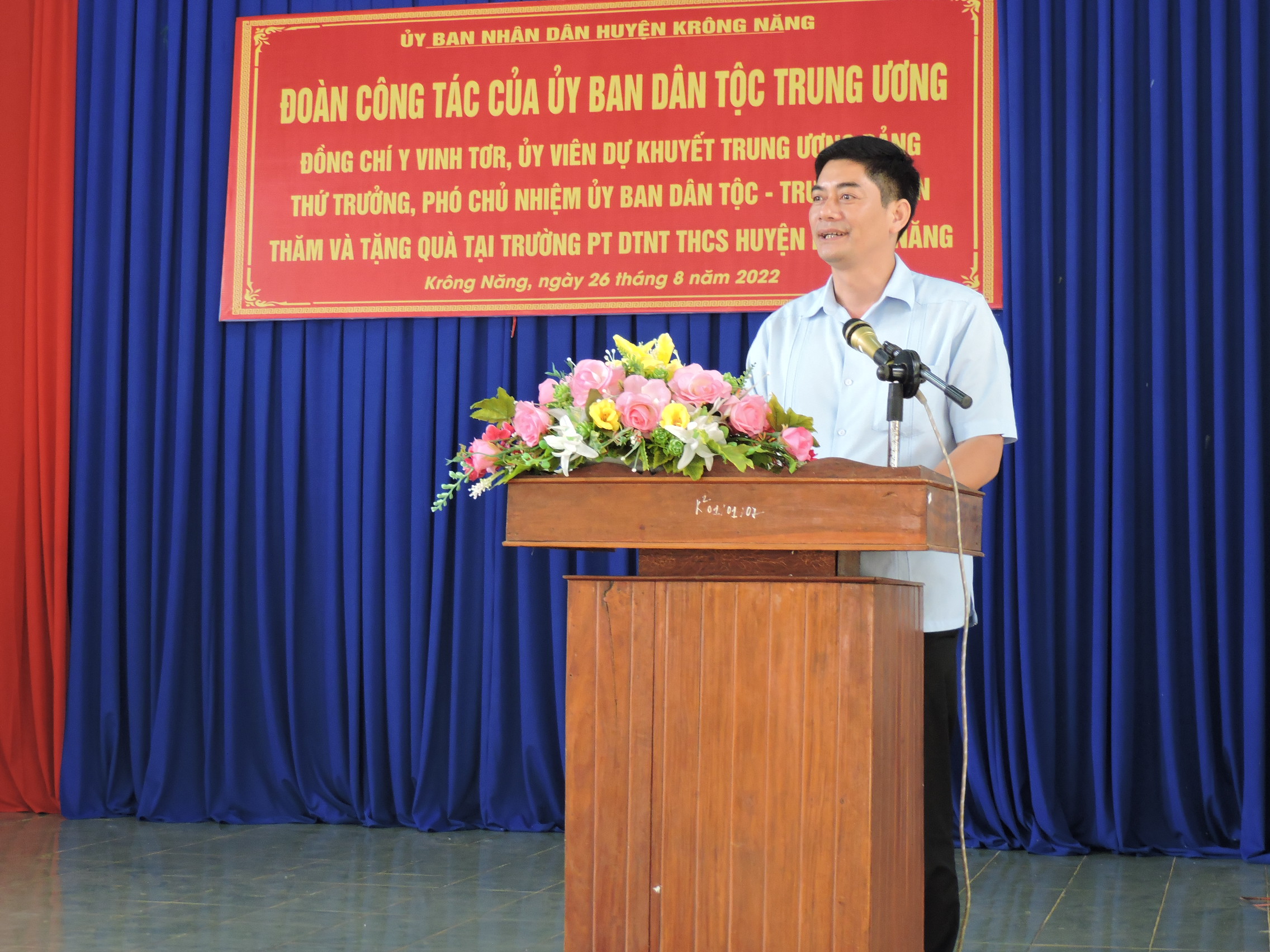 Thứ trưởng, Phó Chủ nhiệm UBDT Trung ương Y Vinh Tơr thăm, tặng quà tại Trường PTDT Nội trú Huyện Krông Năng